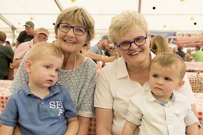 Margrit Walpen (66), Elisabeth Gerold (60), Samuel Salzmann (3) und Fabio Gerold (1) aus Simplon Dorf.