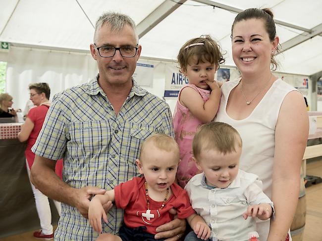 Leo Arnold (55),  Jonas (1), Elisa (2), Fabio (1) und Isabelle (38) Gerold aus Simplon Dorf.