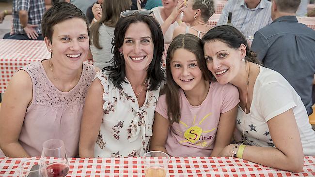 Barbara Eyer (35), Sabine Jordan (40), Elena Imhof (13) und Elisabeth Jordan (39) aus Ried-Brig.