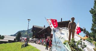 Der Jodlerklub Riederalp pr&auml;sentierte ihren Umzugswagen mit einem Modell des Grossen Aletschgletschers inklusive einer grossen Jodler-Holzfigur.