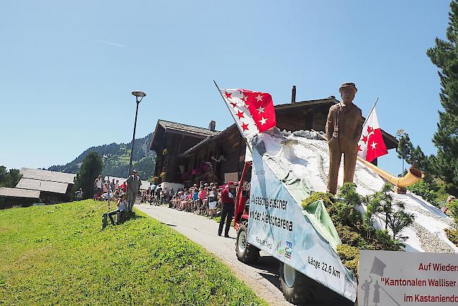 Der Jodlerklub Riederalp präsentierte ihren Umzugswagen mit einem Modell des Grossen Aletschgletschers inklusive einer grossen Jodler-Holzfigur.