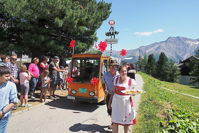 Ein Oktoberfest-Wagen und der Wagen des «Chuestalls» offerierten den Zuschauern am Strassenrand kühle Drinks.