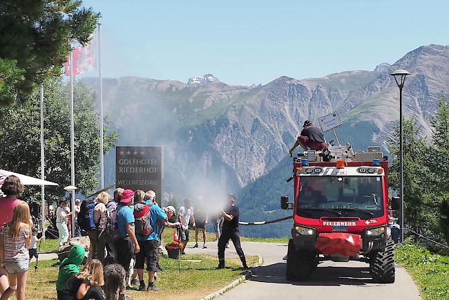 Bei der sommerlichen Hitze sorgte die Feuerwehr Aletsch für Abkühlung.