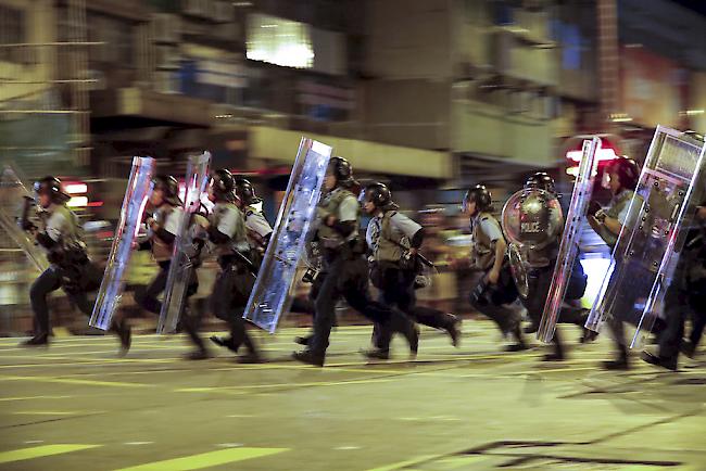 Eine grossangelegte Übung der chinesischen Polizei hat Ängste vor einem Vorgehen Pekings gegen die Demokratie-Bewegung in Hongkong geschürt.