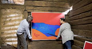 Hans Th&ouml;ny Luck und Angela Werlen beim Installieren der Ausstellung.