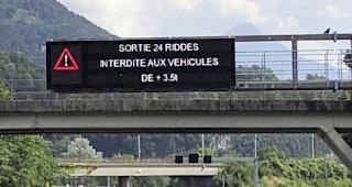 Seit rund einem Monat ist der Viadukt bei Riddes f&uuml;r Fahrzeuge mit einem Gesamtgewicht von mehr als 3,5 Tonnen gesperrt. Doch nicht alle Fahrer halten sich an dieses Verbot.