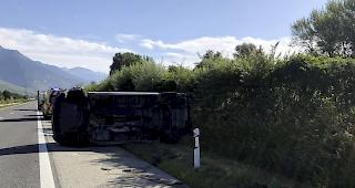 Auf der Autobahn A9 ereignete sich am Freitagmorgen kurz vor dem Rastplatz Ardon ein Verkehrsunfall.&nbsp; Foto Kantonspolizei Wallis