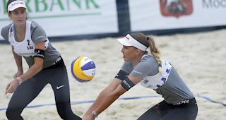 Die Schweizerinnen Joana Heidrich (links) und Anouk Verg&eacute;-D&eacute;pr&eacute; spielen an der EM in Moskau um die Bronzemedaille.