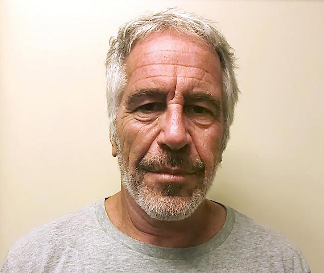 Der ehemalige US-amerikanische Investmentbanker und Milliardär Jeffrey Epstein hat in seiner Zelle in New York City offenbar Suizid begangen.