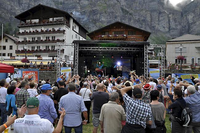 Die Kulisse war sehr ansprechend, rund 800 Musikfans wollten sich das 2. Schlager Open Air nicht entgehen lassen.