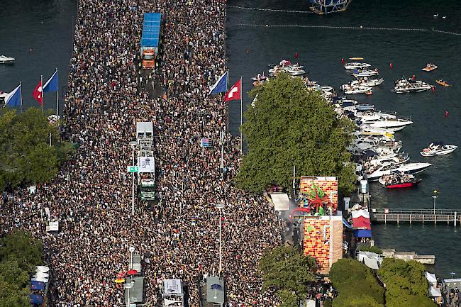 Die grösste Technoparade der Welt rollte durch Zürich und die Fans feierten friedlich rund ums Seebecken.
