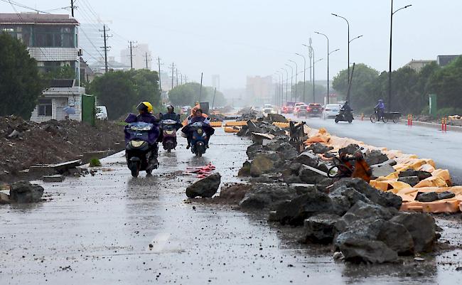 Taifun «Lekima» hatte am Samstagmorgen mit meterhohen Wellen und Windgeschwindigkeiten von 187 Stundenkilometern die Ostküste Chinas erreicht.