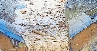 Die heftigen Regenf&auml;lle liessen den Illgraben bei Leuk rasch anschwellen. (Archivbild)