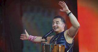 Eine Lebensmittelvergiftung zwingt Andreas Gabalier derzeit in die Knie.