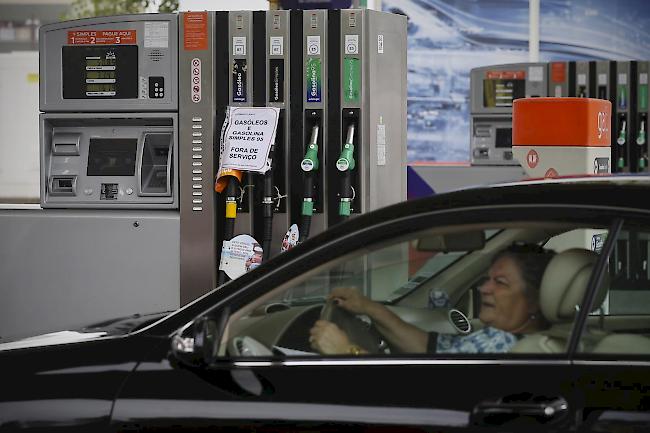 Vielen Tankstellen in Portugal geht mitten in der Urlaubszeit der Sprit aus. Der Grund: Vor Beginn eines Streiks der Tanklastwagenfahrer wollten sich viele Menschen mit Treibstoff eindecken.