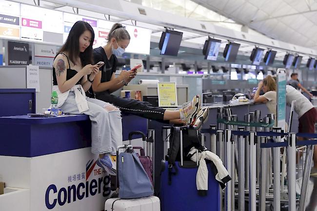 Am Flughafen in Hongkong starten wieder Flugzeuge. Nach Protesten war der Betrieb am Vortag eingestellt worden.