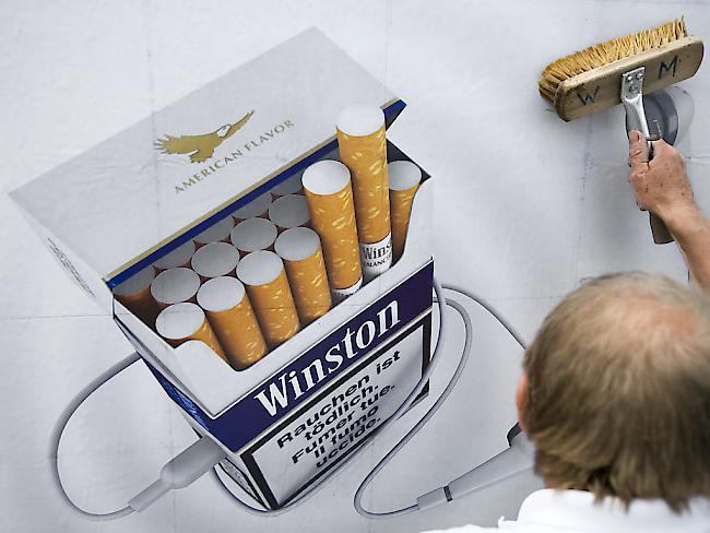 Die Gesundheitskommission des Ständerats fällt wegweisende Entscheide für das neue Tabakproduktegesetz: Sie will Tabakfirmen das Sponsoring von Anlässen des Bundes verbieten und spricht sich für Werbeverbote in Zeitungen und im Internet aus.