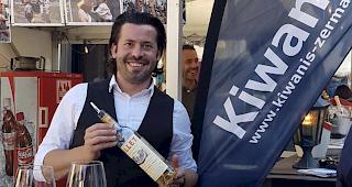 Ende Juli betrieb der Kiwanis Club Zermatt erneut einen C&uuml;pli- und Cocktailstand zugunsten eines guten Zwecks. Es kamen 3000 Franken f&uuml;r das &laquo;Matterhorn Children Center&raquo; zusammen.
