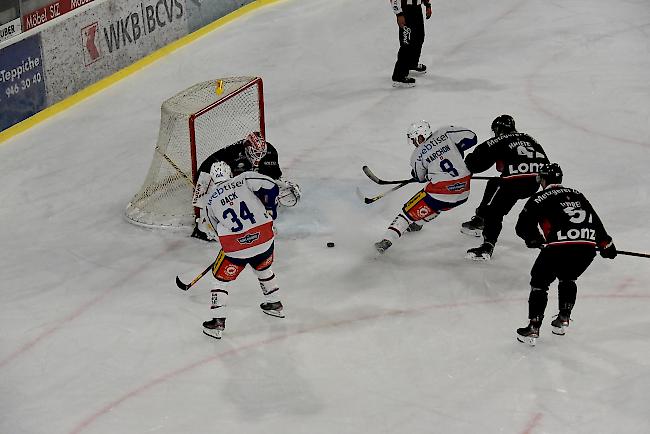 Klotens René Back und Marc Marchon setzen EHC-Goalie Reto Lory und Verteidiger Wesley Haueter unter Druck.