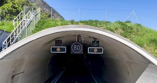 Gamsentunnel: Energieversorgung, L&uuml;ftung, Beleuchtung, Signalisation, &Uuml;berwachung sowie die Kommunikations- und Leittechnik mit allen Kabelanlagen und Steuerungen wurden erneuert.