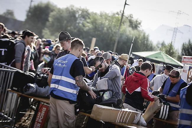 <b>Impressionen.</b> Die ersten Gäste morgens um 9 Uhr vor dem Haupteingang zum Openair Gampel.