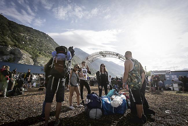 <b>Impressionen.</b> Die ersten Gäste morgens um 9 Uhr vor dem Haupteingang zum Openair Gampel.