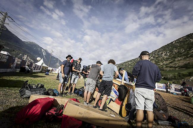 <b>Impressionen.</b> Die ersten Gäste morgens um 9 Uhr vor dem Haupteingang zum Openair Gampel.