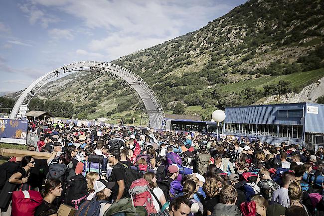 <b>Impressionen.</b> Die ersten Gäste morgens um 9 Uhr vor dem Haupteingang zum Openair Gampel.