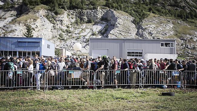 <b>Impressionen.</b> Die ersten Gäste morgens um 9 Uhr vor dem Haupteingang zum Openair Gampel.