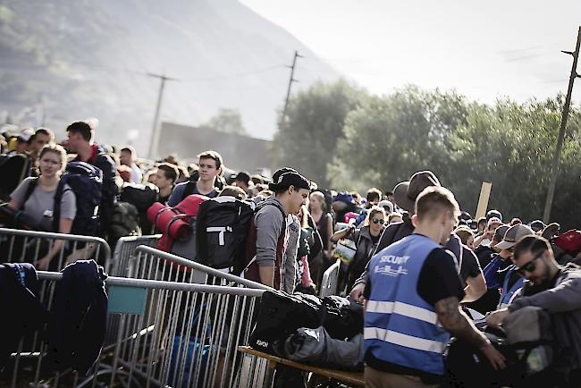 <b>Impressionen.</b> Die ersten Gäste morgens um 9 Uhr vor dem Haupteingang zum Openair Gampel.