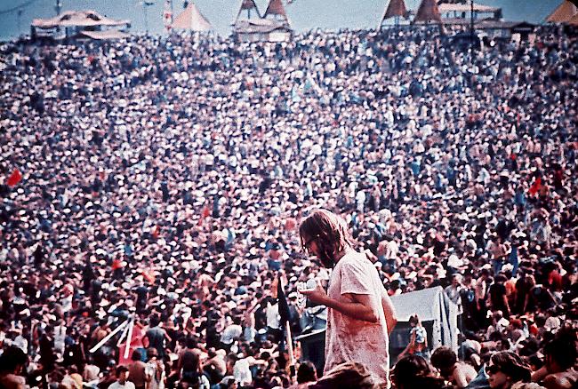 Menschenmassen im August 1969 am Woodstock-Festival in Bethel, N.Y.