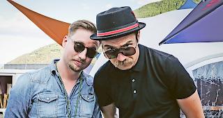 Gut gelaunt. Adam Grahn (rechts) und Hannes Ireng&acirc;rd von Royal Republic.Foto WB/Pascal Guntern