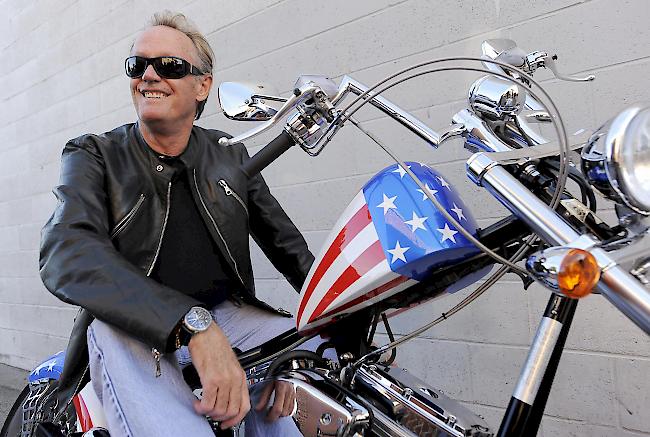 Peter Fonda posiert im Oktober 2009 auf einem Harley-Davidson-Motorrad in Glendale, Kalifornien.