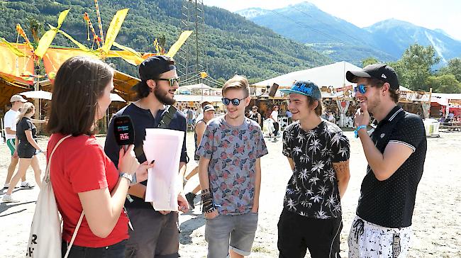 Na, wer ist das? Openair-Besucher beim Köpfe-Raten.