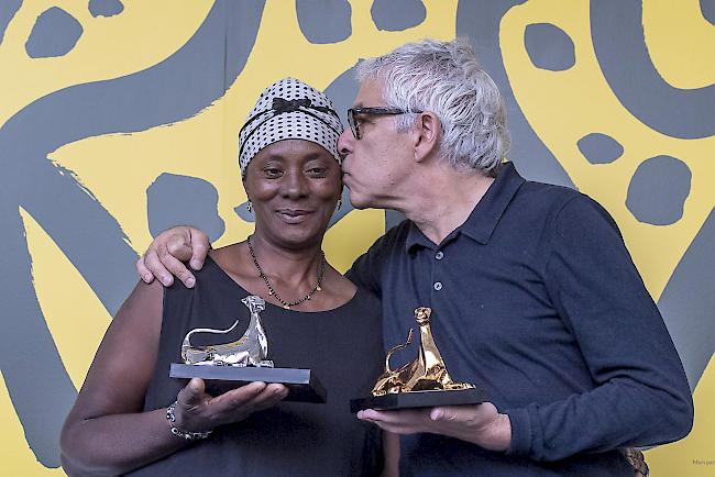 Der portugiesische Regisseur Pedro Costa (rechts) mit dem Goldenen Leoparden für den "besten Film" "Vitalina Varela" und die Schauspielerin Vitalina Varela mit der Auszeichnung für die "beste Schauspielerin".