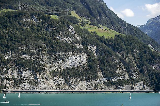 Die zwei Felsblöcke von 200 und 300 Kubikmetern und einem Gewicht von rund 1000 Tonnen, die Ende Juli in eine Rinne direkt oberhalb der Axenstrasse gestürzt sind,  sind nun am Samstagmorgen kurz nach 10 Uhr gesprengt worden.