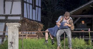 Szene mit den Schauspielern Saladin Dellers, links, als Sali und Aline Beetschen, rechts, als Vreneli bei der Hauptprobe des Schweizer Volkstheaterstueckes "Romeo und Julia auf dem Dorfe" von Gottfried Keller.