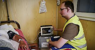 <b>Sanit&auml;ter.</b> Auch wenn man ein Treffen mit ihnen vermeiden m&ouml;chte, dank ihnen kommen alle Besucher gesund nach Hause.