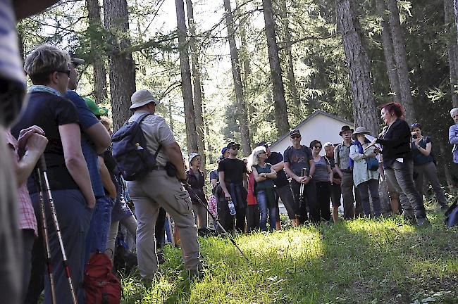 Ruth Zeiter präsentiert das Buch in Oberwald, beim Start der rund zweistündigen Wanderung.