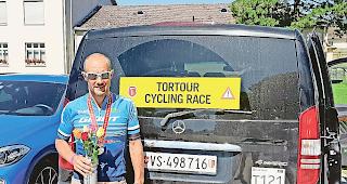 Grosse Strapazen. Stefan Anthenien nach der Siegerehrung bei seinem Teambus.