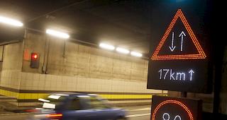 Im Gotthard-Strassentunnel hat sich am Montag ein Unfall mit mehreren Verletzten ereignet. 