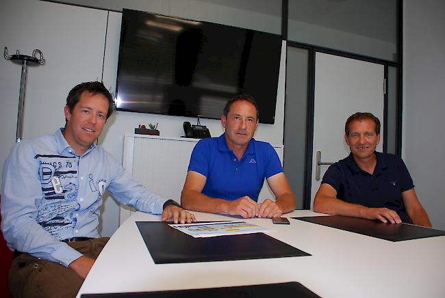 VR-Präsident Christian Grichting (mitte) mit dem scheidenden CEO von Leukerbad, Jean-Pierre Rey (rechts), sowie dem künftigen Leiter Urs Zurbriggen.