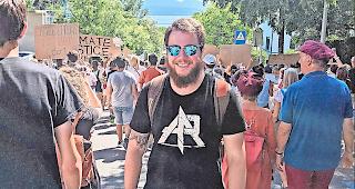 L&auml;sst nicht locker. Robert Ittig an der Demonstration in Lausanne.Foto WB