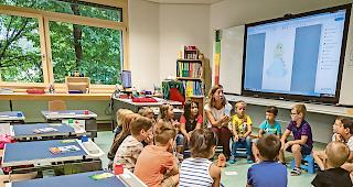 Schulstart. Visper Erstkl&auml;ssler mit Lehrerin Katharina Kuster.