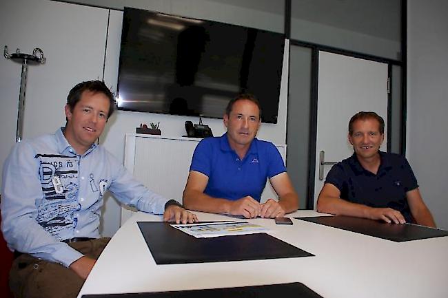 VR-Präsident Christian Grichting (mitte) mit dem scheidenden CEO von Leukerbad, Jean-Pierre Rey (rechts), sowie dem künftigen Leiter Urs Zurbriggen.