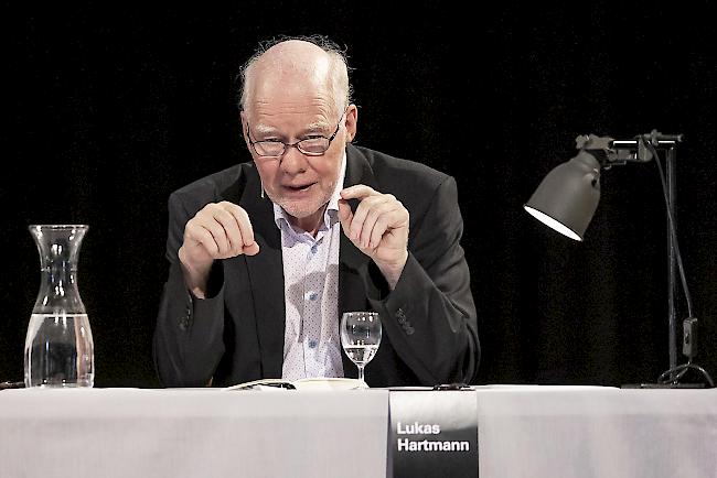 Der Schweizer Schriftsteller Lukas Hartmann liest aus seinem Buch "Der Sänger" vor, während einer Vorlesung bei den Solothurner Literaturtagen am 2. Juni 2019.