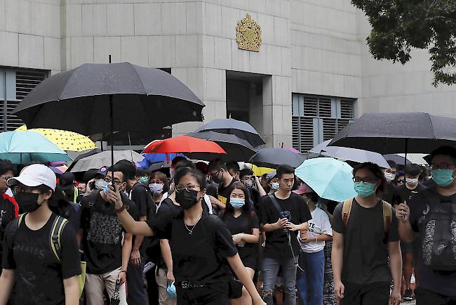 In der einstigen britischen Kronkolonie Hongkong kommt es seit mehr als zwei Monaten immer wieder zu massiven regierungskritischen Protesten. Hier versammeln sich am 26. Juni Demonstranten mit Regenschirmen vor dem britischen Konsulat in Hongkong.