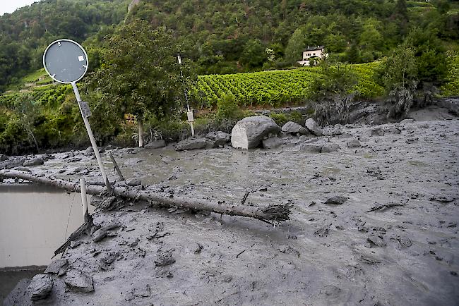 Am 11. August kam es bei Chamoson zu einem verheerenden Unwetter. Die Fluten des Flusses Losentse rissen ein Auto mit zwei Insassen mit sich.