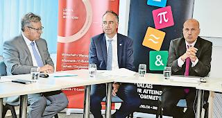 &laquo;Kr&auml;fte b&uuml;ndeln&raquo;. Sie informierten in Sitten gemeinsam: Michael Zurwerra, Rektor Fernfachhochschule Schweiz; Christophe  Darbellay, Chef Departement f&uuml;r Volkswirtschaft und Bildung; und Fran&ccedil;ois Seppey, Direktor HES-SO Valais-Wallis (von links).