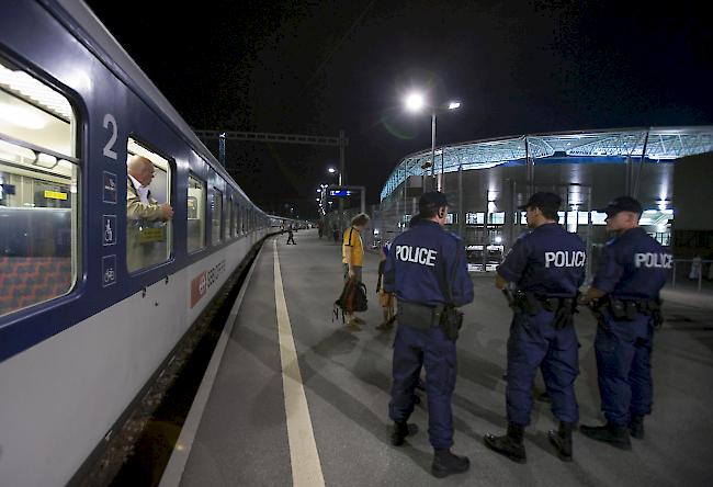 Die Polizei ist nach einem Spiel beim Stadionbahnhof in Genf präsent. (Symbolbild)